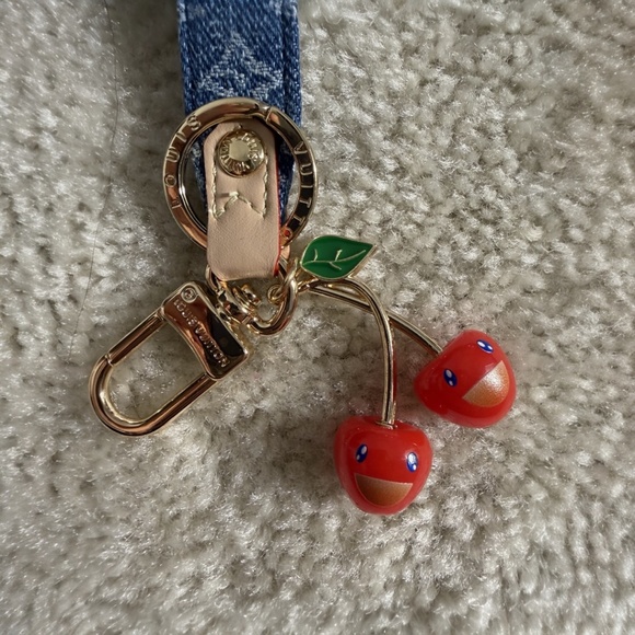 🔥 Louis Vuitton Denim Cherry Key Charm – Iconic Accessory 🍒🔥 - Picture 2 of 3